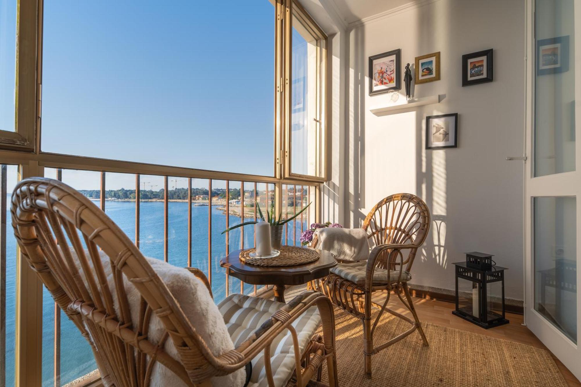 Apartment Vibes With Balcony And Spectacular View